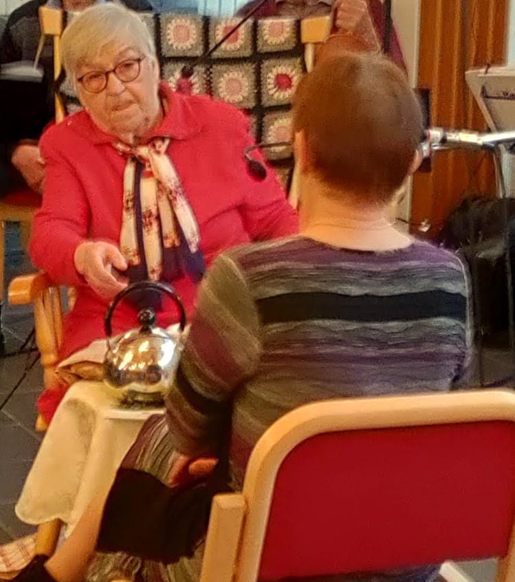 Kuva vapaaehtoistyöstä kertovasta näytelmästtä.